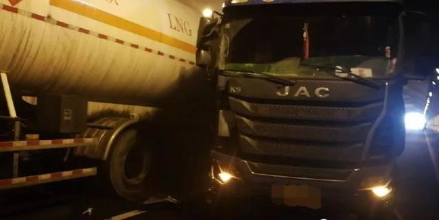 青银高速太原方向一危化品运输车被追尾 天然气轻微泄露(图1)