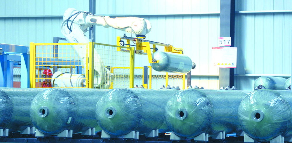 神十三上装着“成都造”氢气瓶(图1)