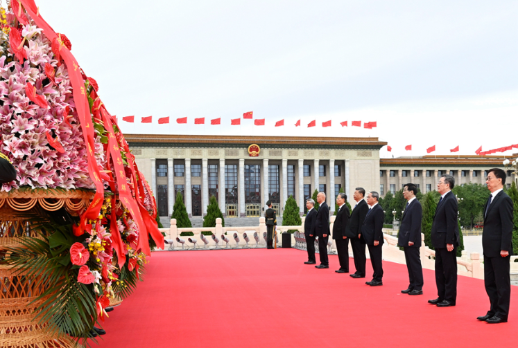 烈士纪念日向人民英雄敬献花篮仪式在京隆重举行 习近平等党和国家领导人出席(图5)